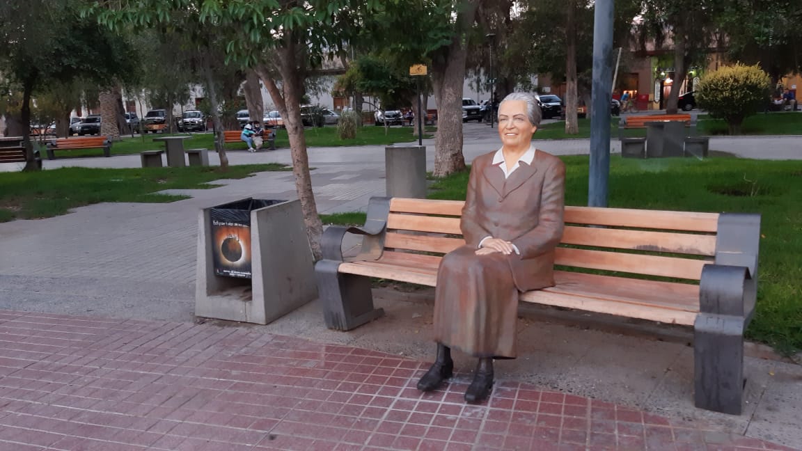 Escultura De La Poeta Gabriela Mistral Recibira A Vicunenses Y Turistas En La Plaza Que Lleva Su Nombre Municipalidad De Vicuna